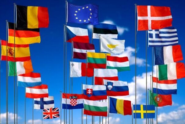 Drapeaux des Etats membre de l’Union européenne à 28 pays et drapeau européen (au 1er juillet 2013)